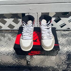 Air Jordan 1 Retro High Light Smoke Grey.